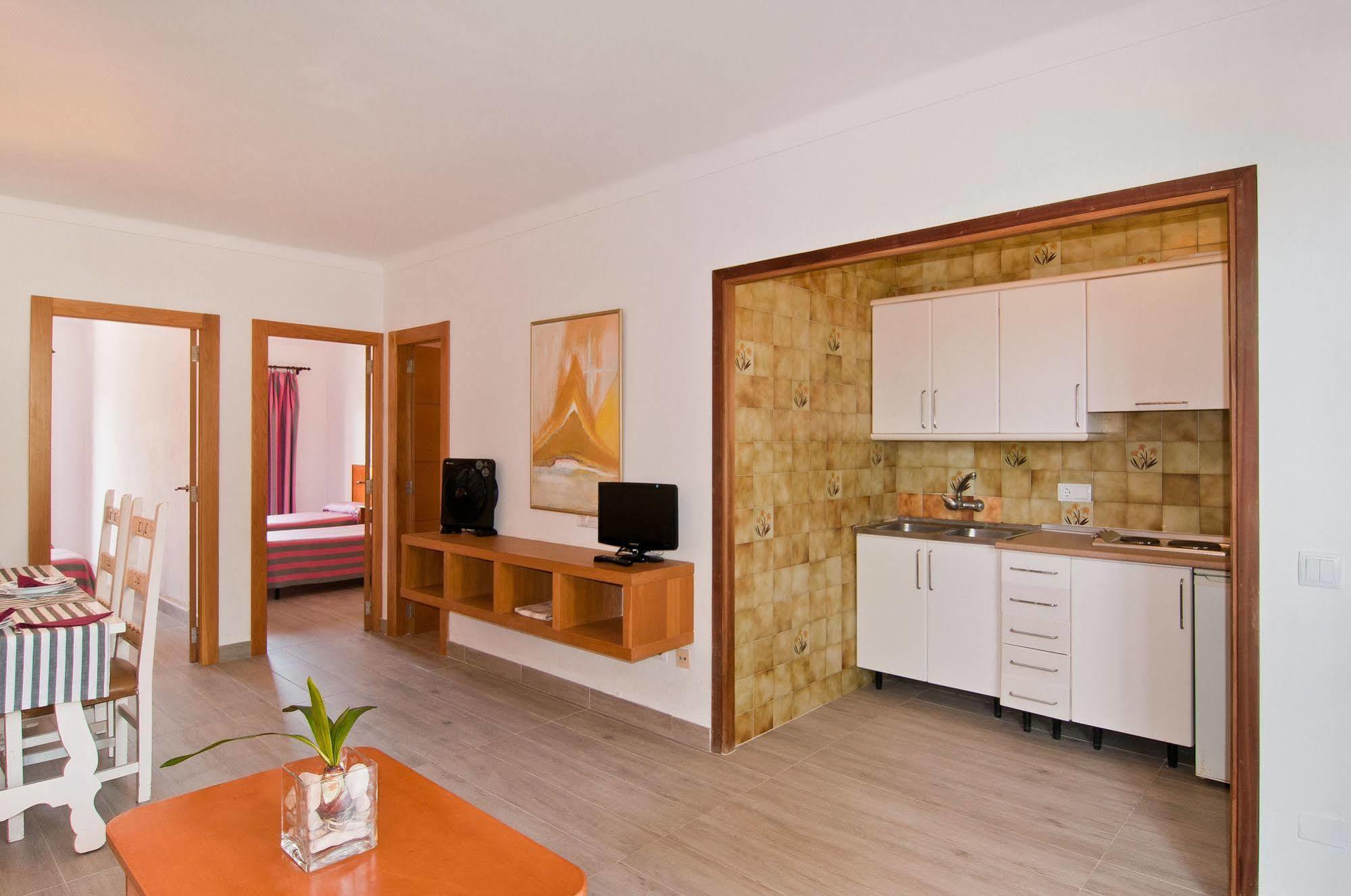 Apartamentos Estanques Colonia de Sant Jordi Екстериор снимка